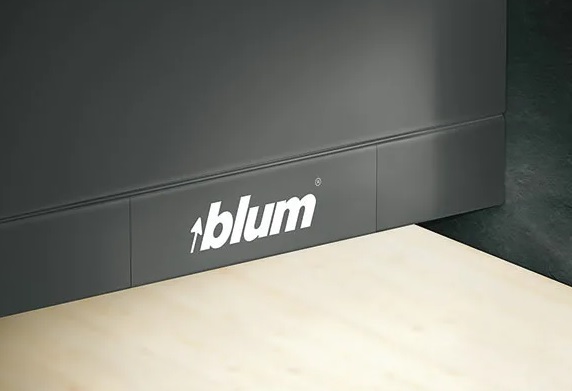Заглушка LEGRABOX снаружи с надписью Blum